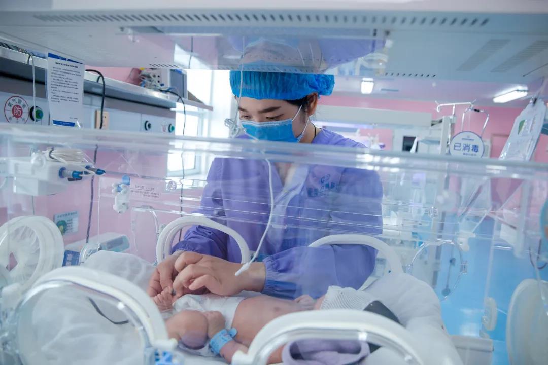 ,为高危儿提供生命支持1,妇儿医院产科专家