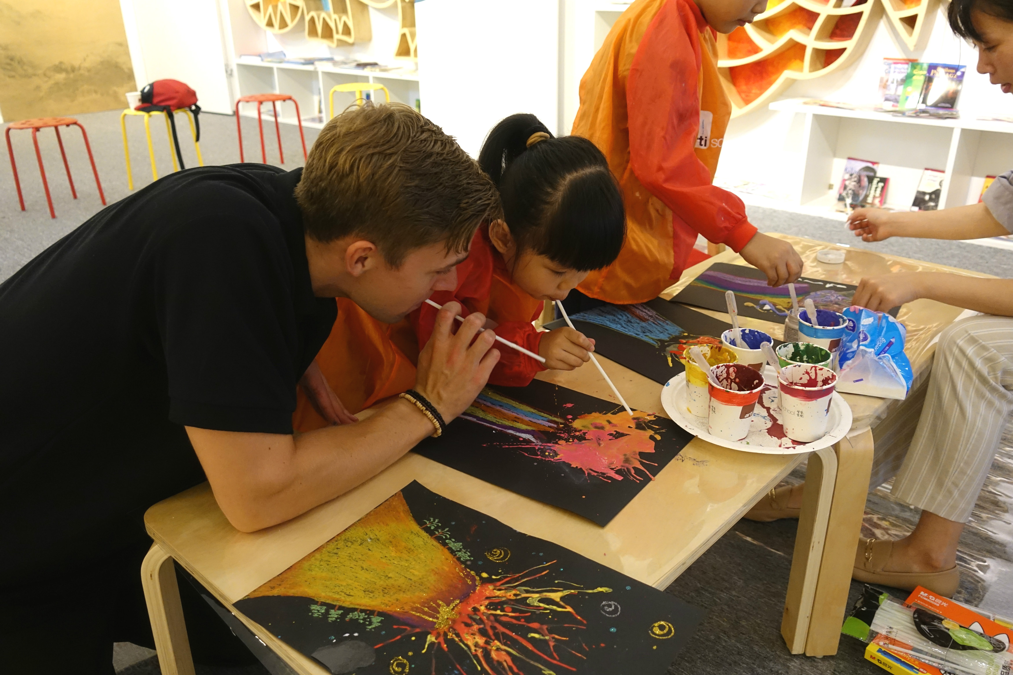 免费体验!大师鉴赏外教创意艺术课