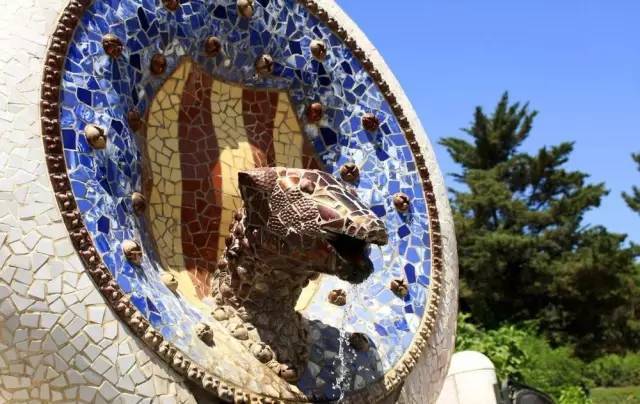 你知道吗?在西班牙,有一处全由马赛克艺术建造而成的公园